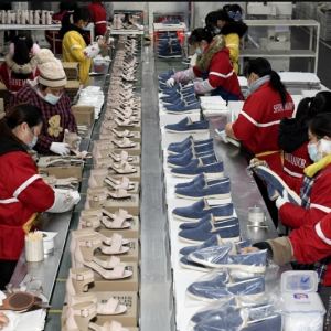 柬埔寨制衣制鞋工人期望来年最低工资再涨