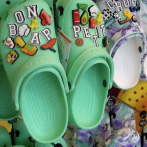 美国鞋类品牌Crocs在俄重新开业