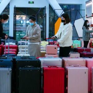 “中国箱包之都”河北白沟：箱包消费旺 企业生产忙
