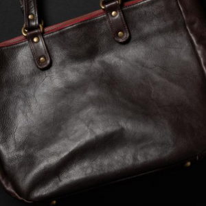 英国奢侈品品牌Burberry今年上半年营业利润大涨，将继续强化皮具业务 ...