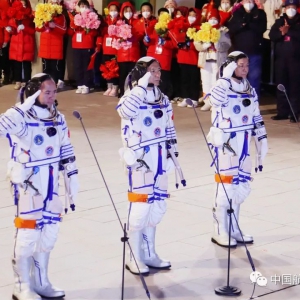际华集团新款舱内航天服保护靴助力神十五发射成功！