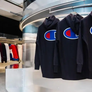 百丽1.04亿收购百年潮牌Champion中国69家门店
