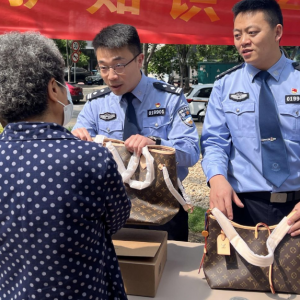 涉案金额9800余万元！武汉警方查获假冒仿制奢侈品包4000余件